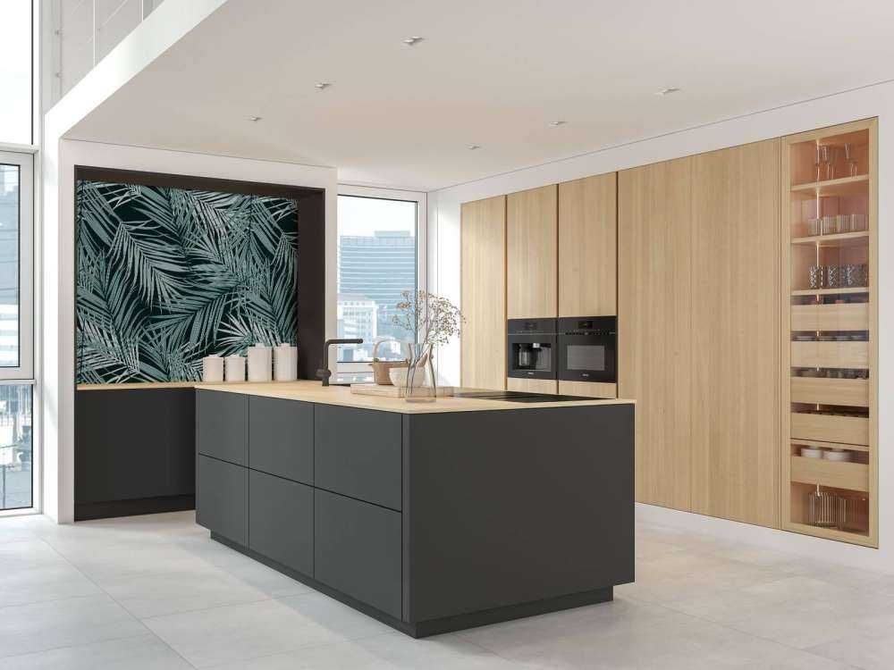 Tropische Blätter auf schwarzem Hintergrund