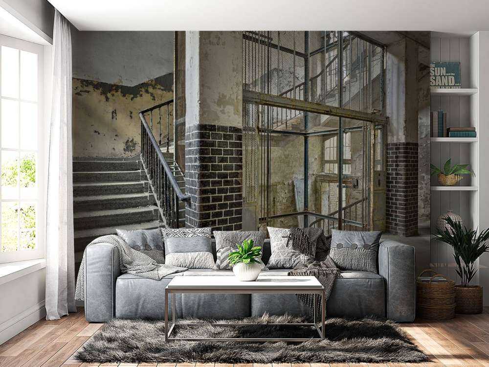 Alter Aufzugsschacht mit Treppe