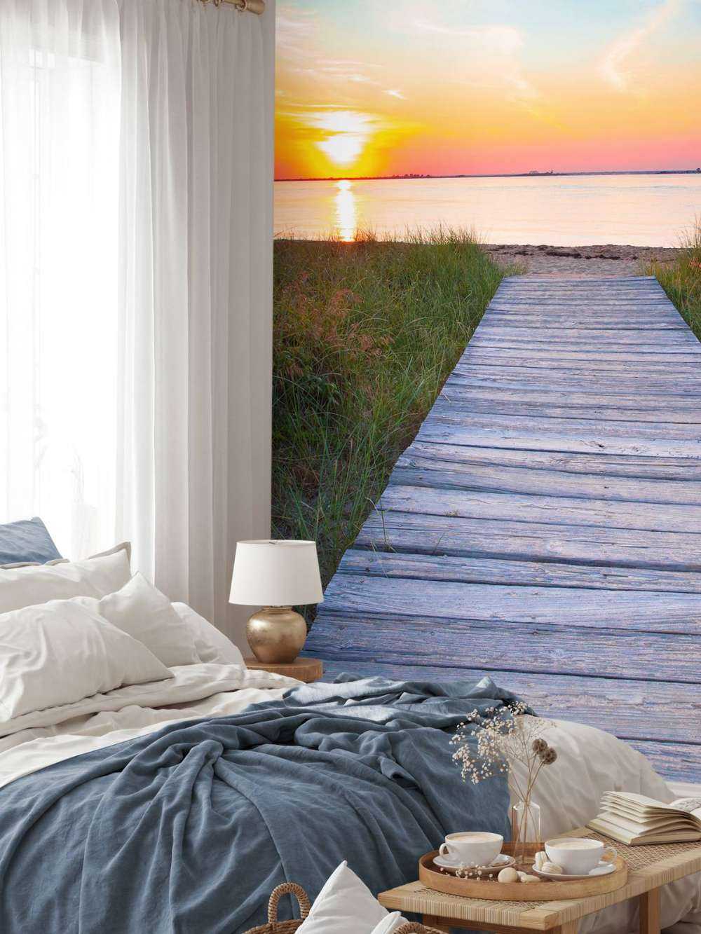 Strand mit hölzernem Pfad