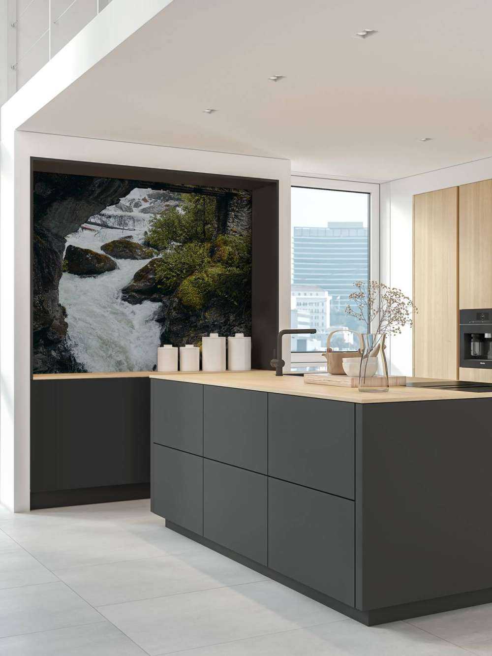 Brücke an einem Wasserfall