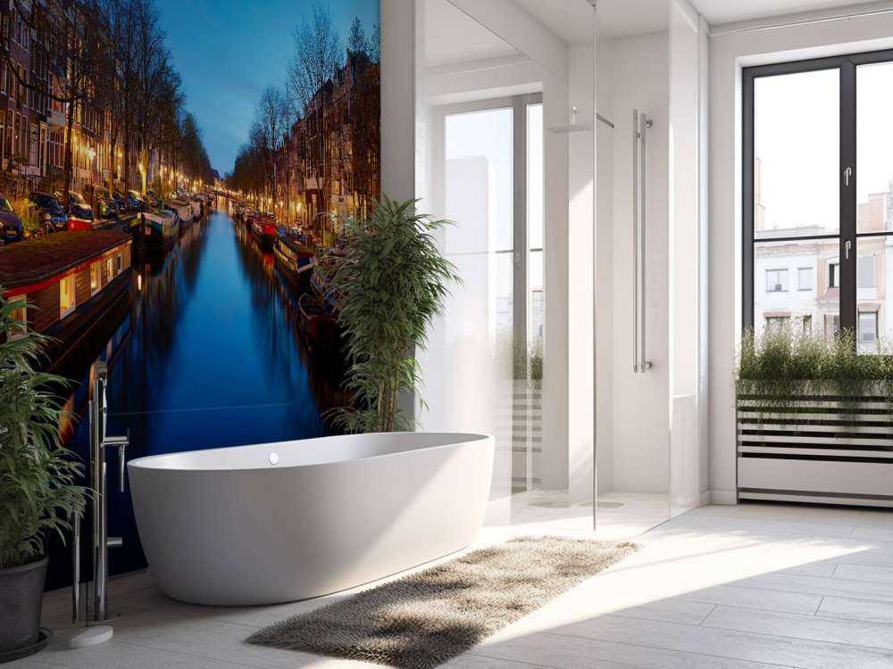 Hausboote entlang des beleuchteten Kanals