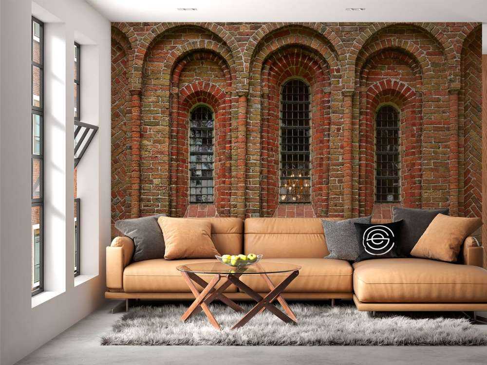 Backsteinmauer mit Bögen und Fenstern