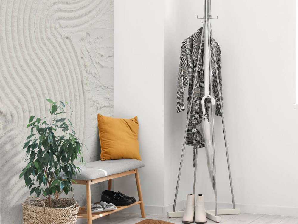 Organische Linien und Strukturen am Saum in Off-White