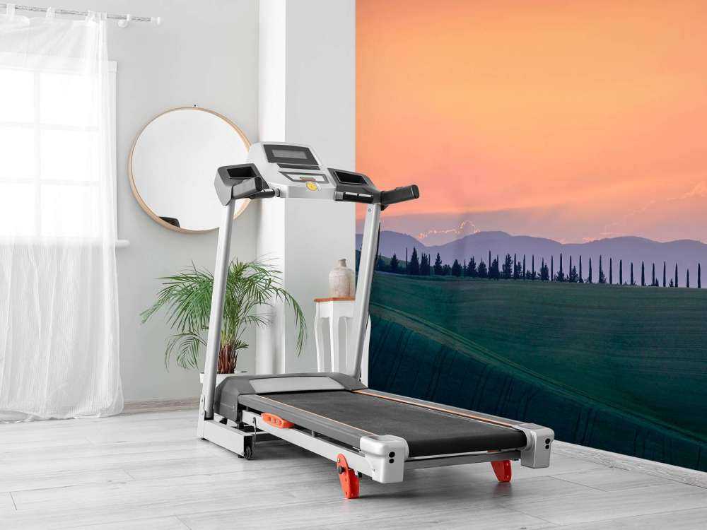 Italienische Landschaft mit orangefarbenem Himmel