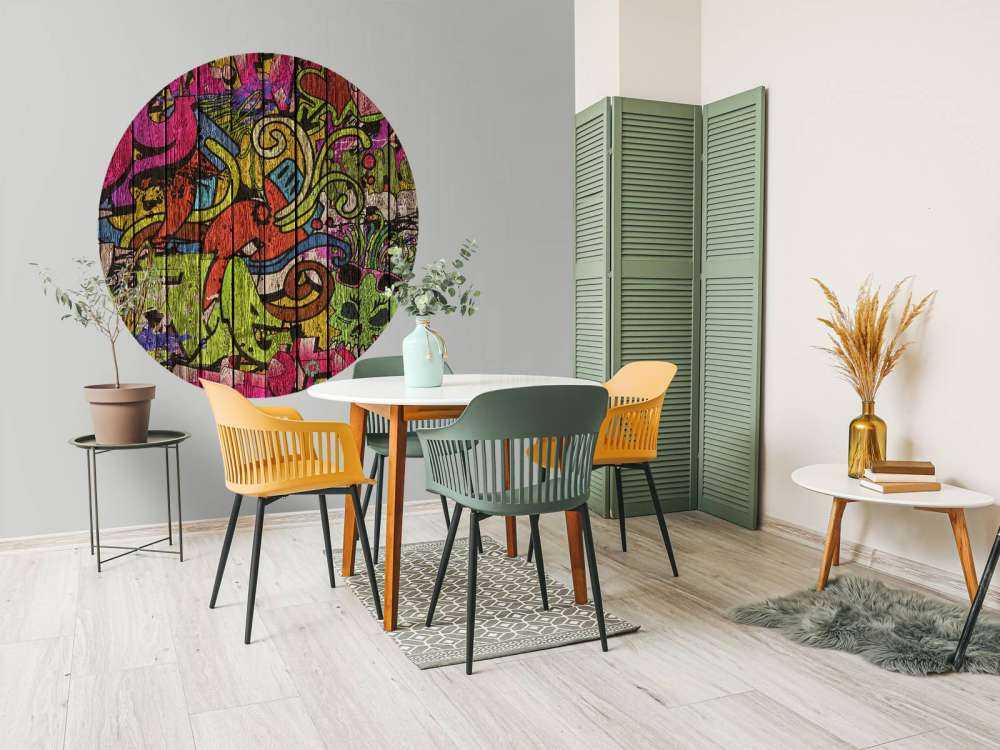 Straßengraffiti auf altem Holz