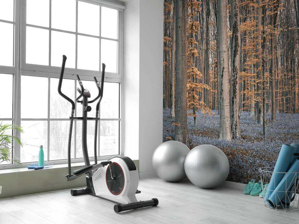 Wald mit pastellfarbenen Tönen