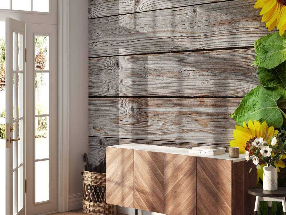 Sonnenblumen und Holz