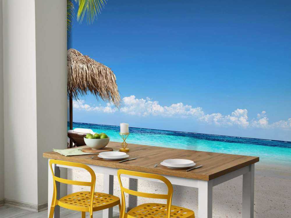 Stühle und Sonnenschirm am tropischen Strand