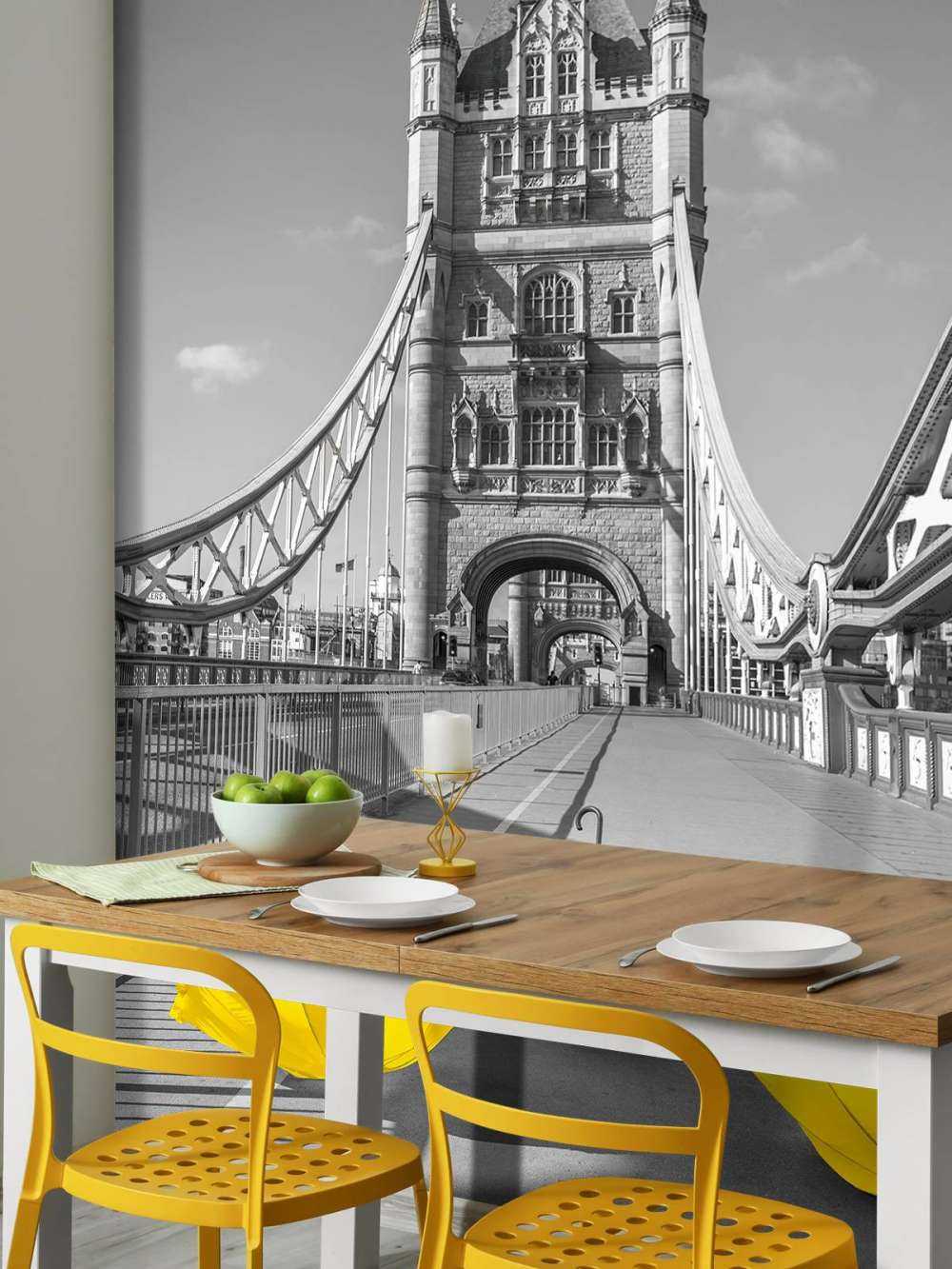 Gelbe Schirme auf der Tower Bridge