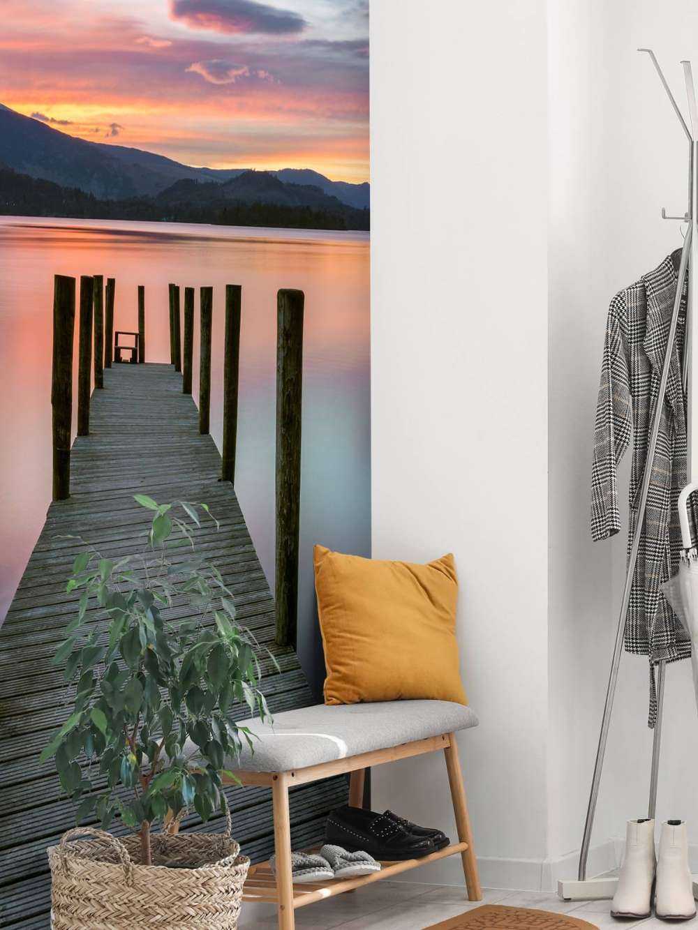 Steg bei rosa Sonnenuntergang