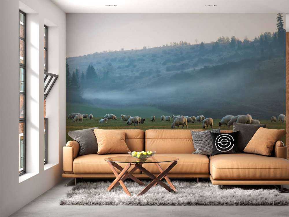 Schafherde mit nebliger Landschaft