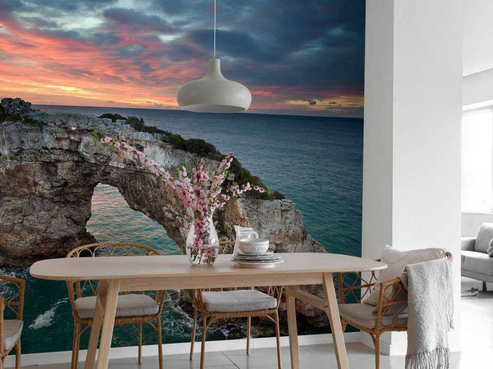 Gebogener Fels im Meer