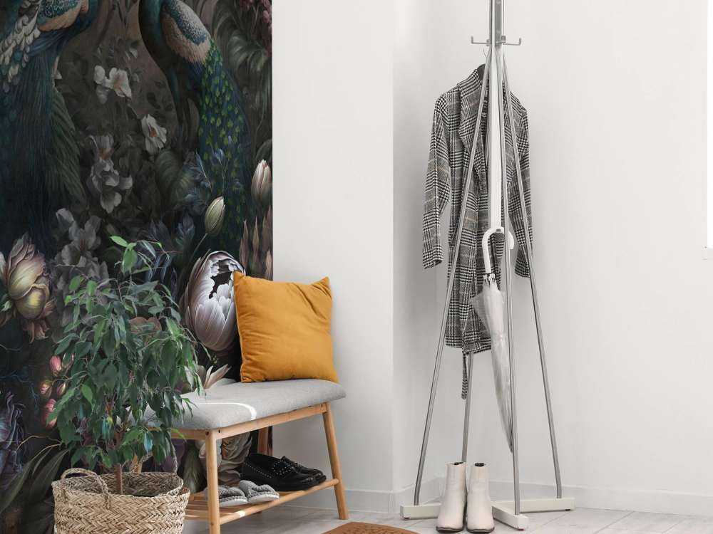 Pfauenflüstern im dunklen Garten