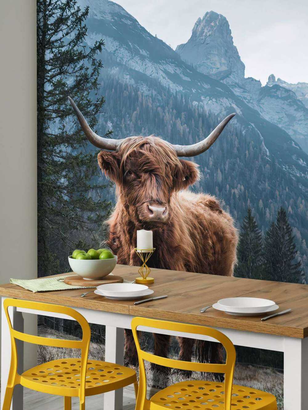 Schottischer Hochländer zwischen den Bäumen