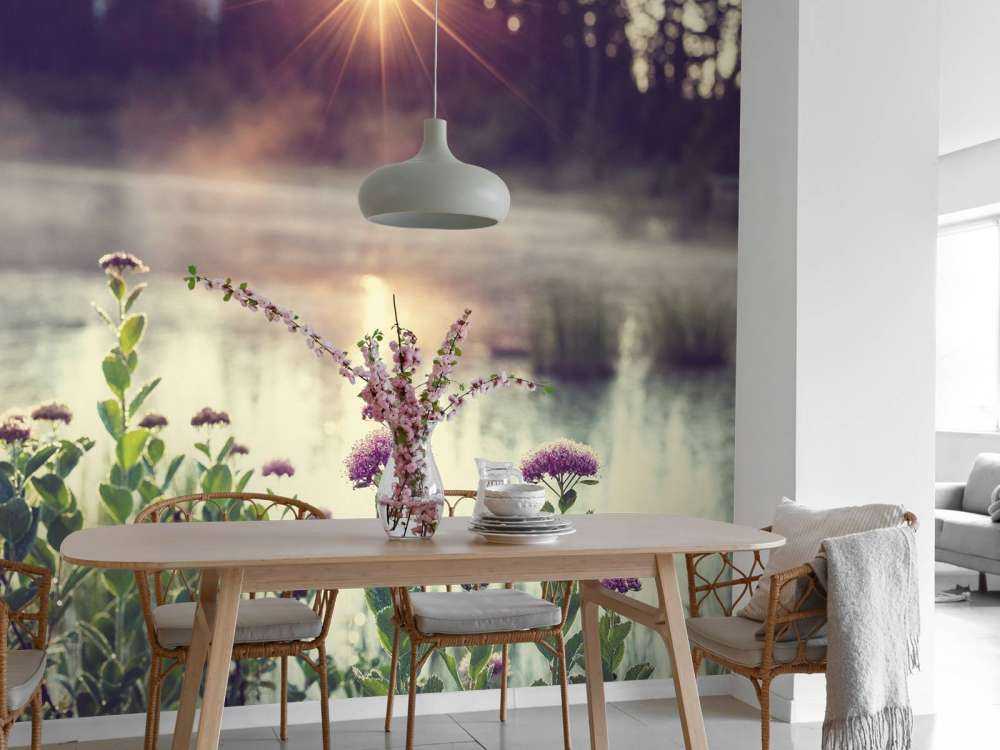 Dampfender See mit Blumen