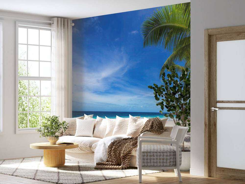 Tropischer Strand mit Palme