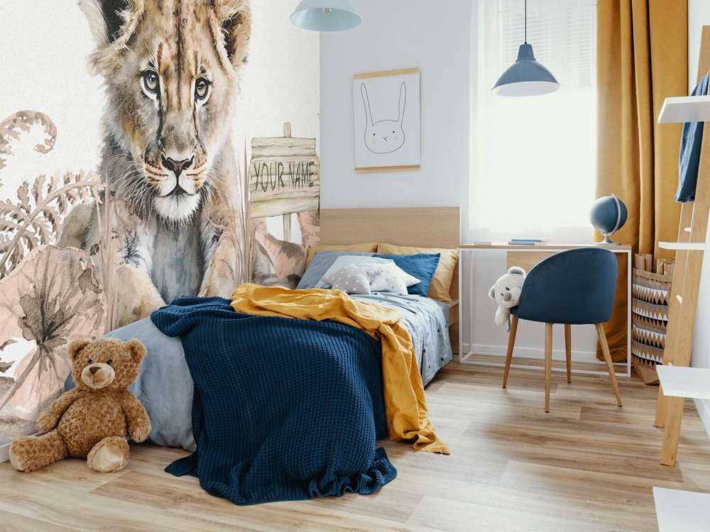 Baby-Löwe im Dschungel taupe