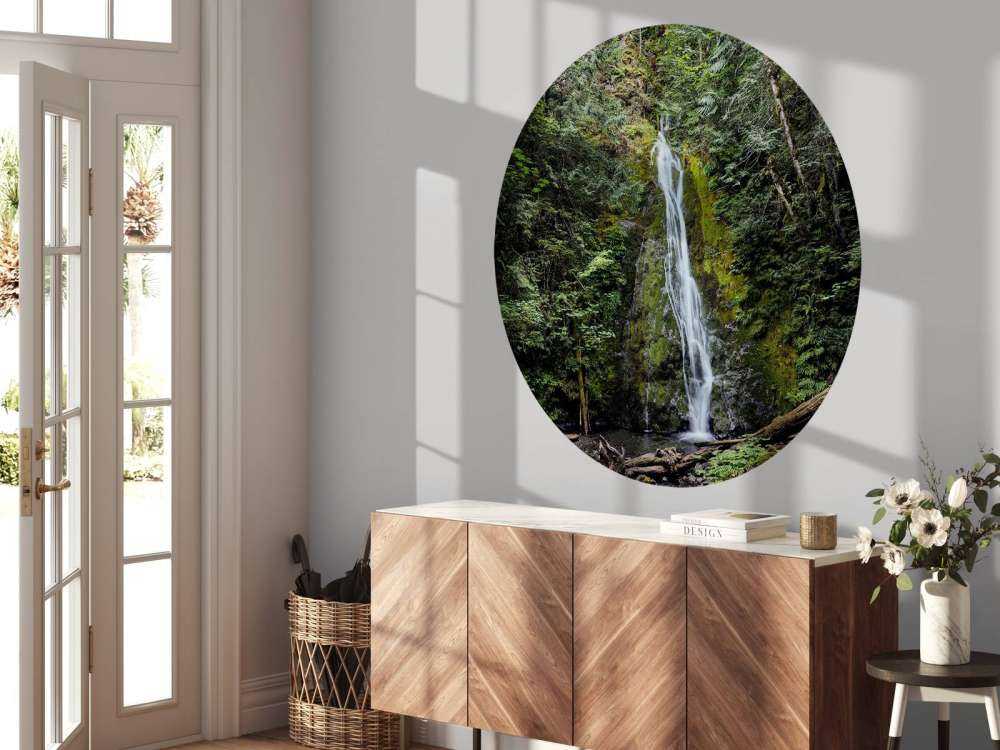 Wasserfall in einer bunten Umgebung 