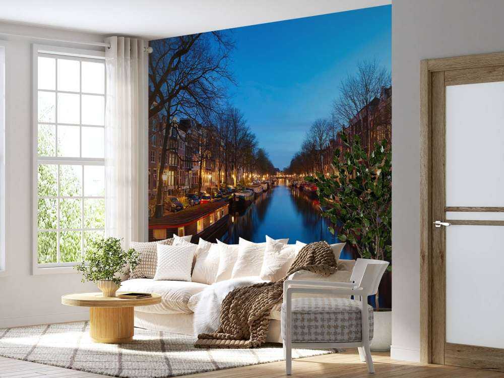 Hausboote entlang des beleuchteten Kanals