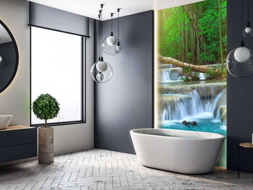Breiter Wasserfall im Wald