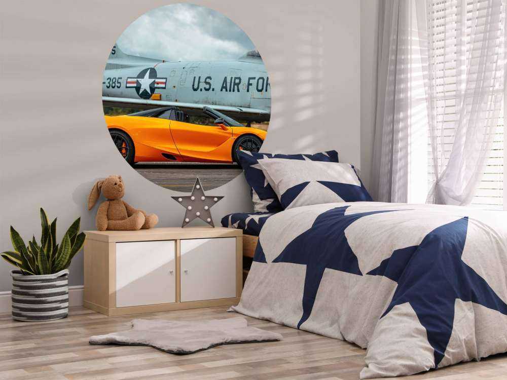 Supersportwagen und Kampfjet