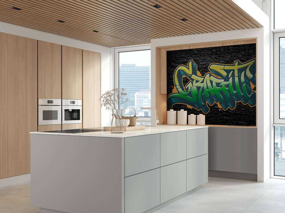 Graffiti auf Wand aus schwarzen Steinen