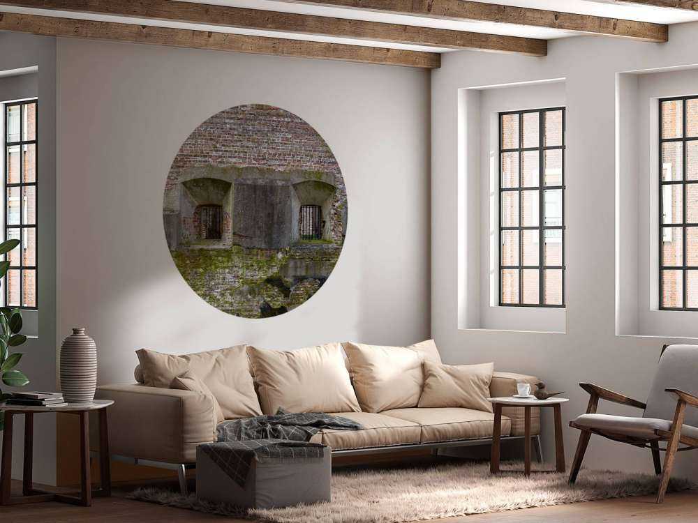 Verwitterte Wand mit 2 Nischen