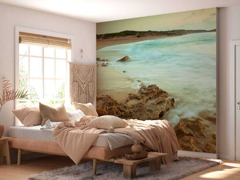 Ruhiger Strand mit Felsen