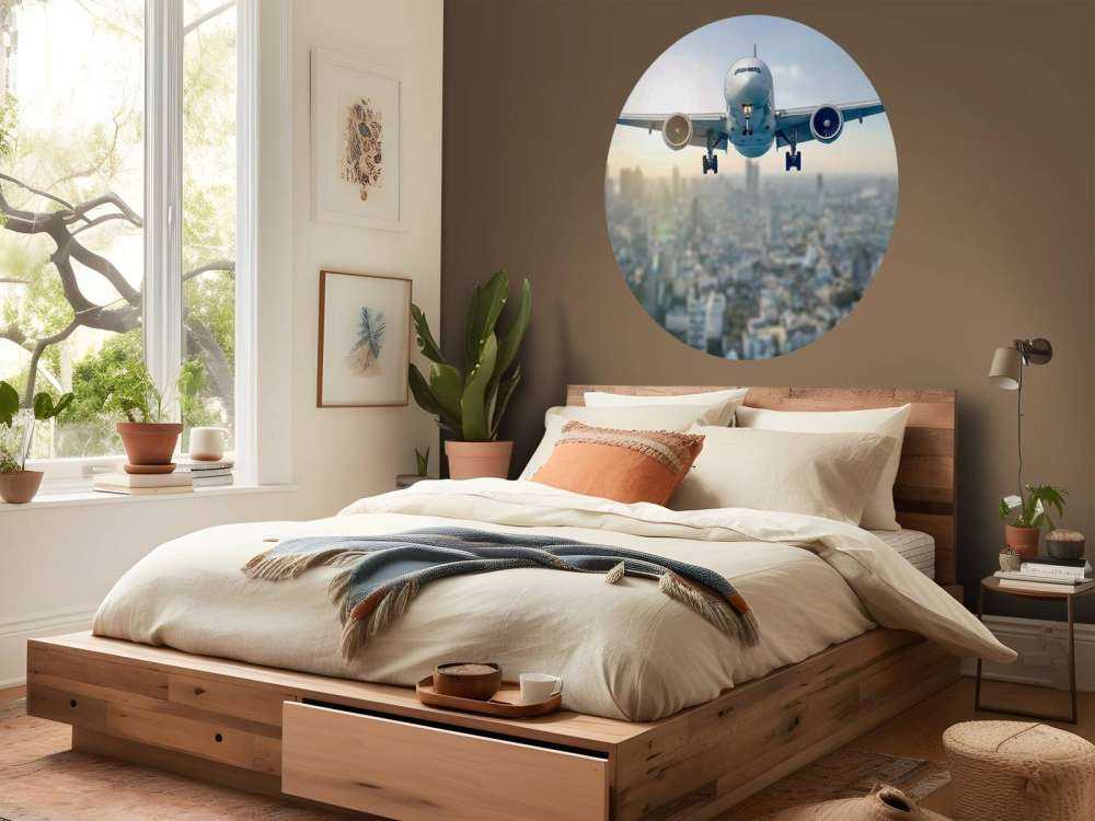 Absteigendes Flugzeug über einer Stadt