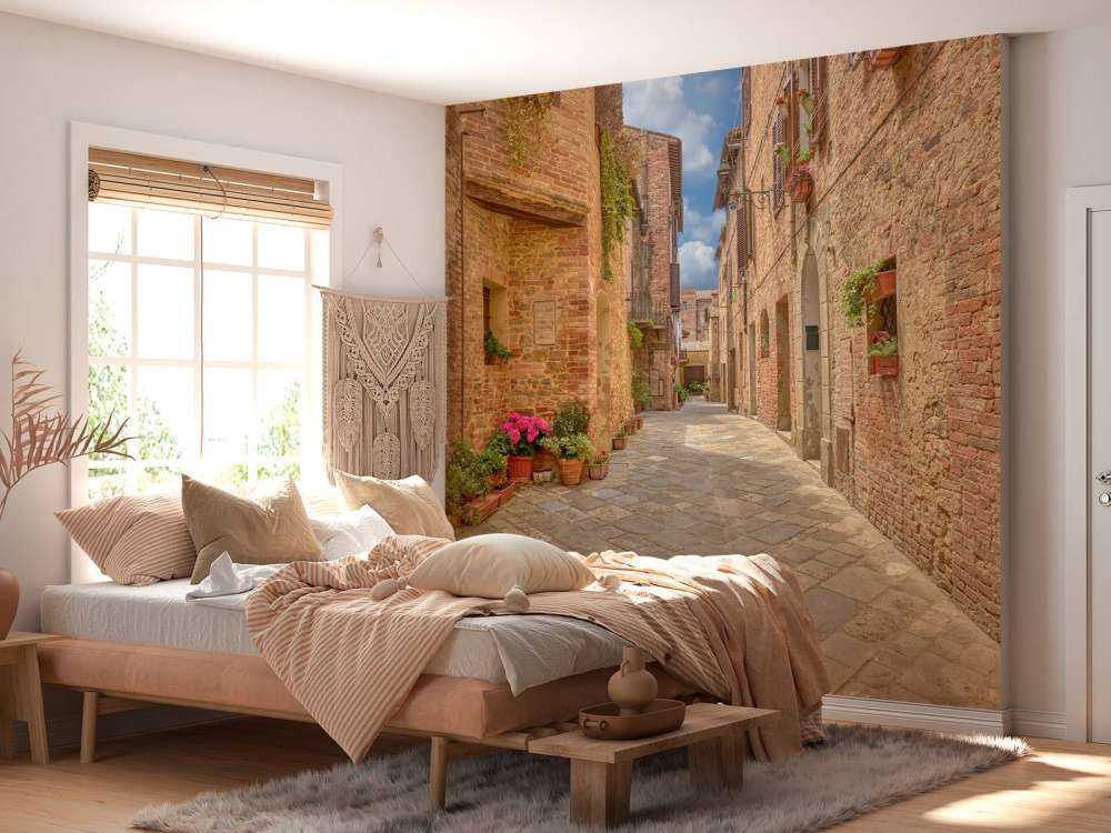 Italienische Straße mit Pflanzen und Blumen