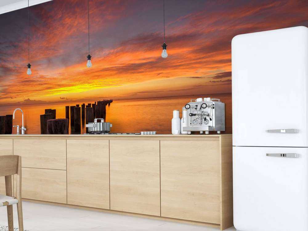 Wellenbrecher bei Sonnenaufgang