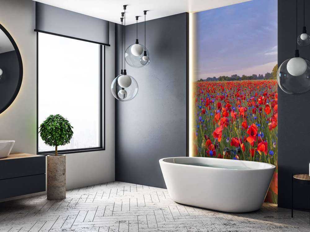 Blaue Blumen und rote Mohnblumen