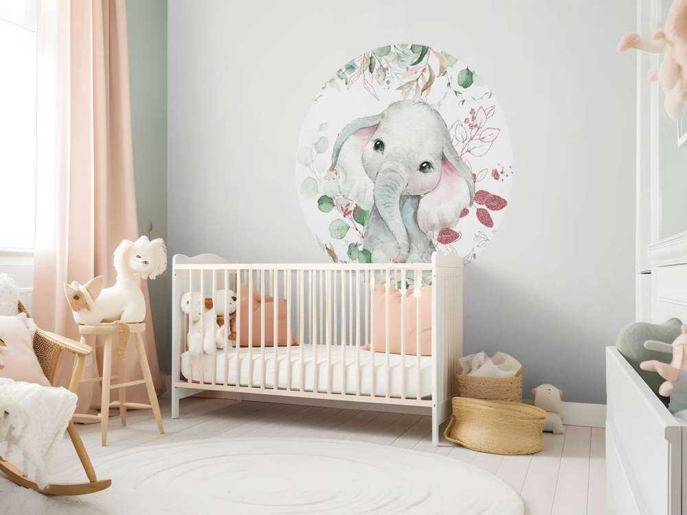 Elefantenbaby mit Minze und rosa Blättern