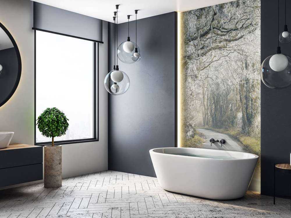 Gefrorene Straße durch den Wald