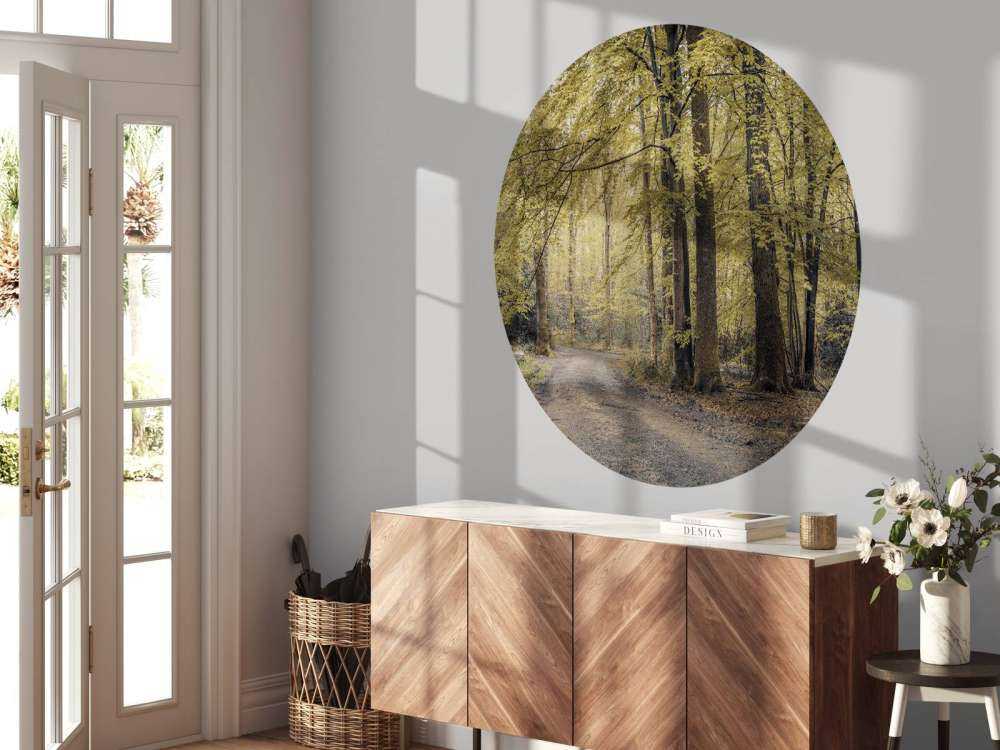 Pfad durch grünen Wald