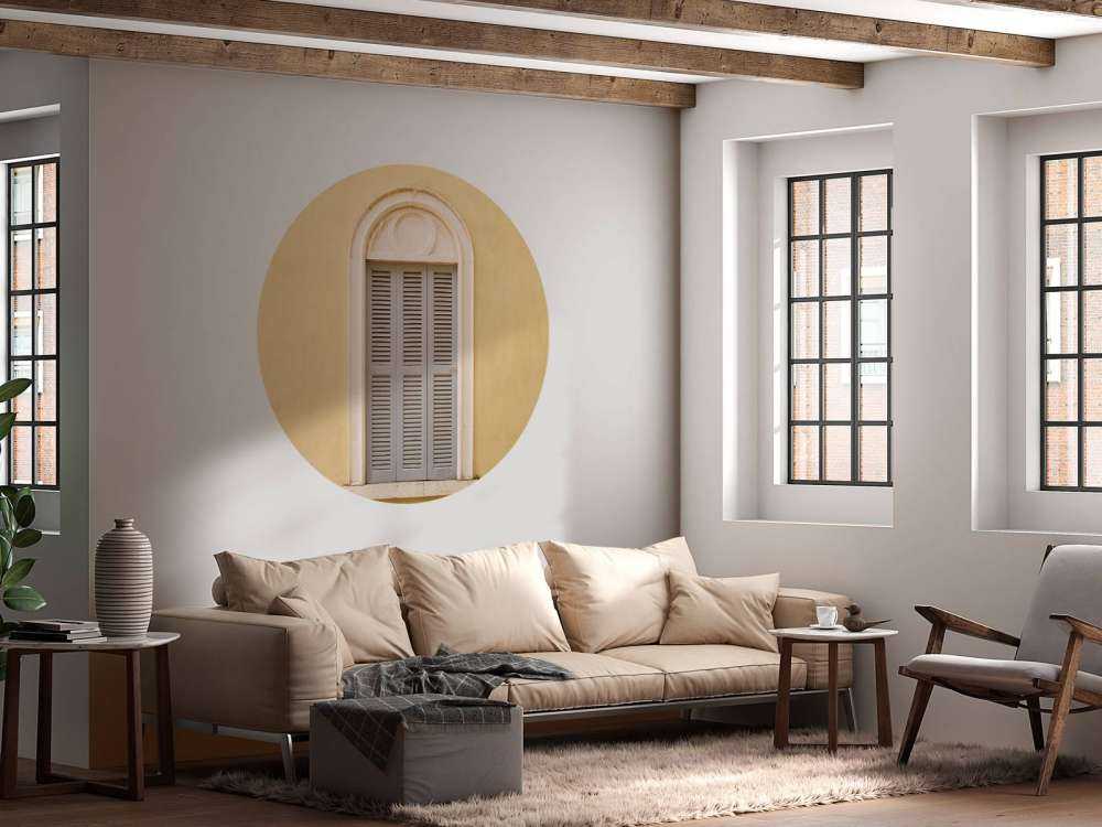 Fenster mit hölzernen Fensterläden auf gelber Wand