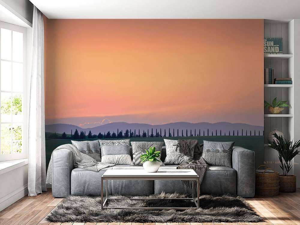 Italienische Landschaft mit orangefarbenem Himmel
