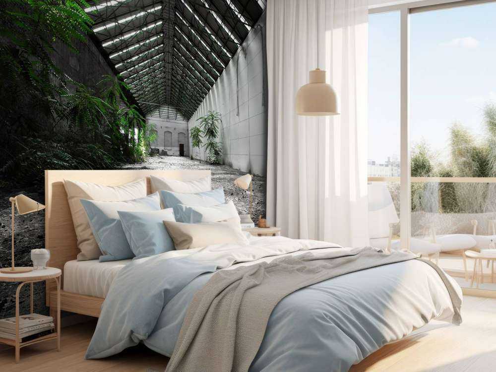 Industriehalle mit Pflanzen