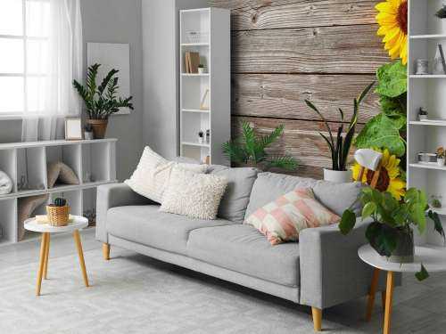 Sonnenblumen und Holz