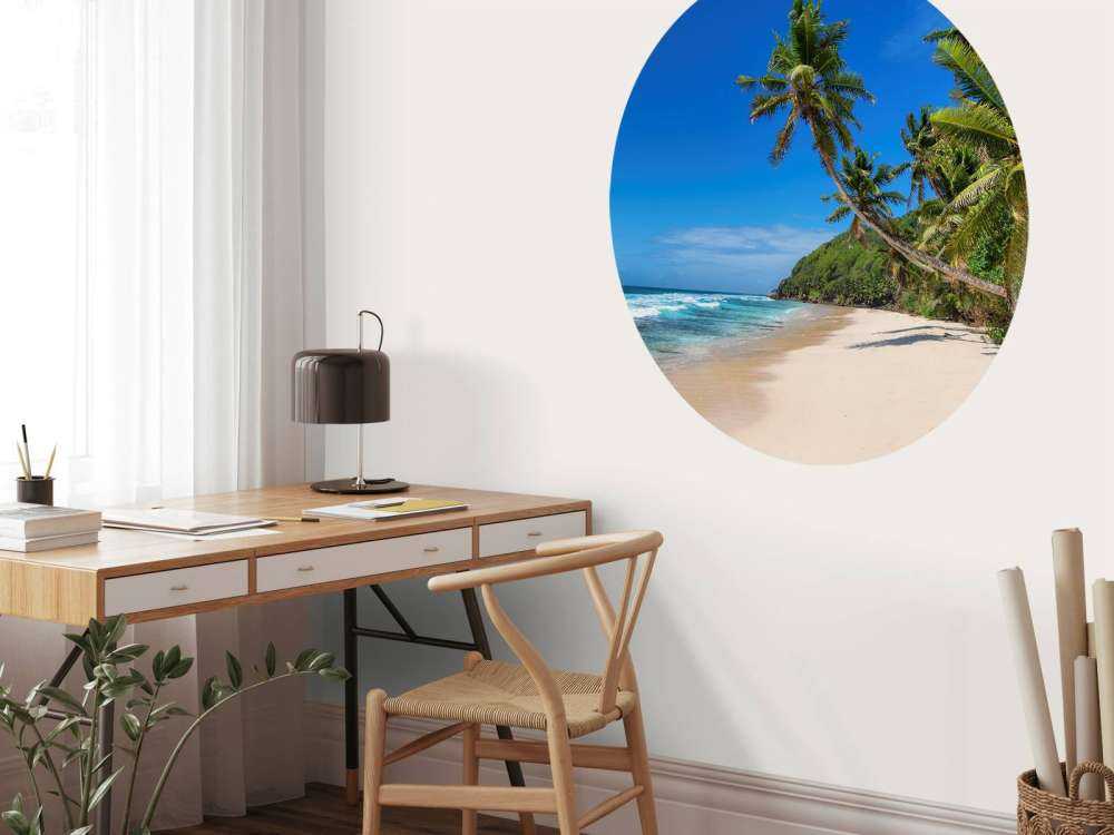 Sonniger breiter Strand