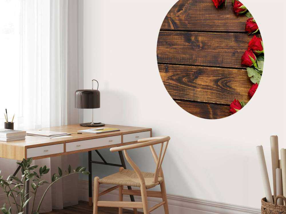 Rote Rosen auf Holz