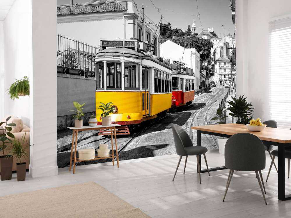 Gelbe und rote Straßenbahn
