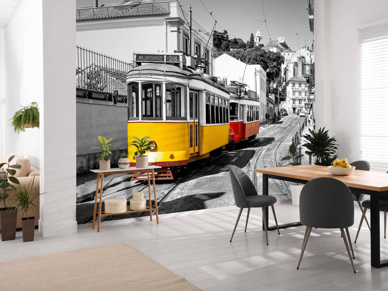 Gelbe und rote Straßenbahn