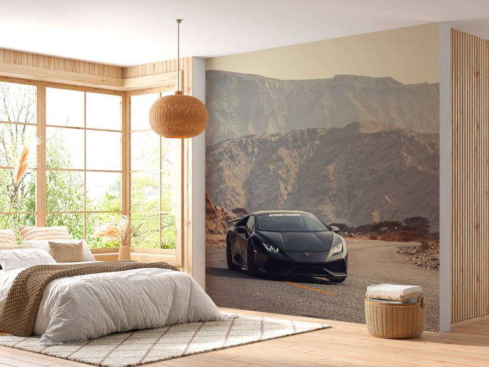 Schwarzer Supersportwagen in der Wüste