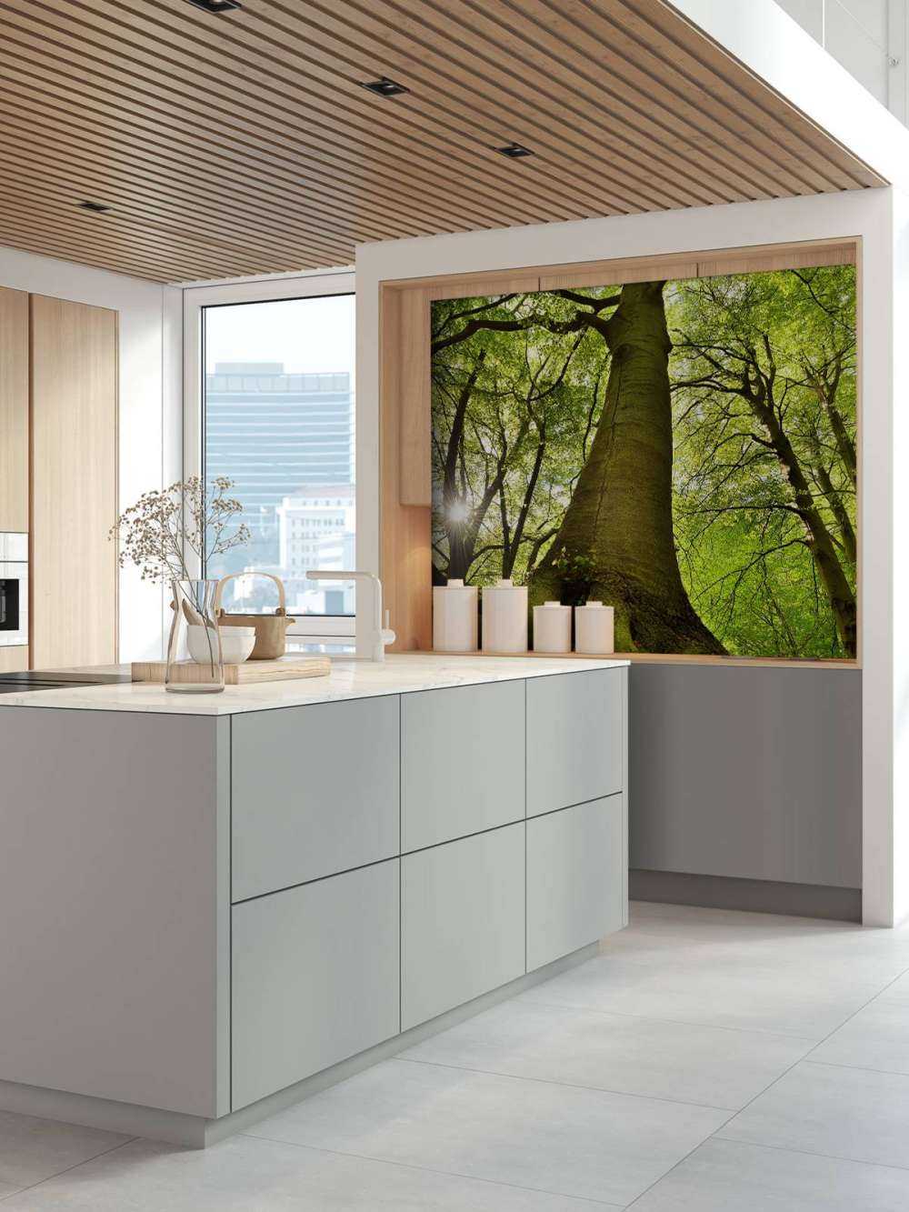 Großer Baum mit Wurzeln