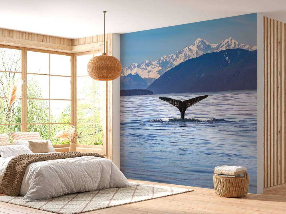 Tauchender Wal mit Bergen im Hintergrund