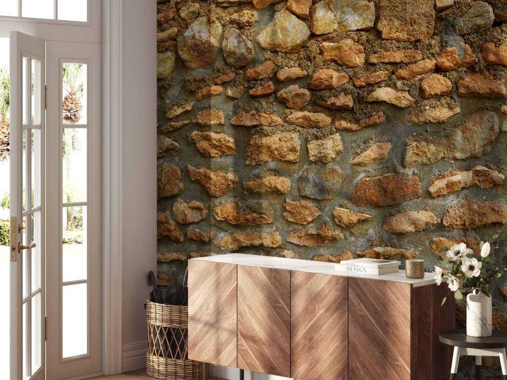 Große Wand mit Rohsteinen in verschiedenen Größen