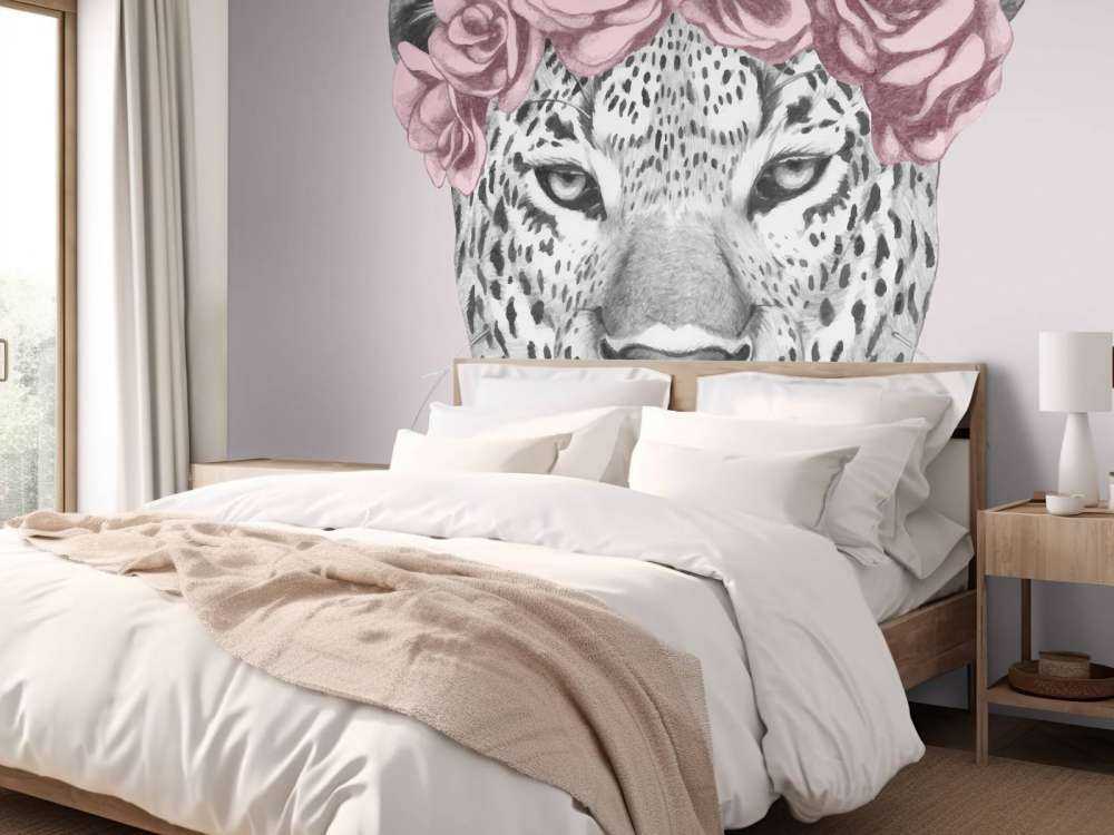 Leopard mit rosa Blumen