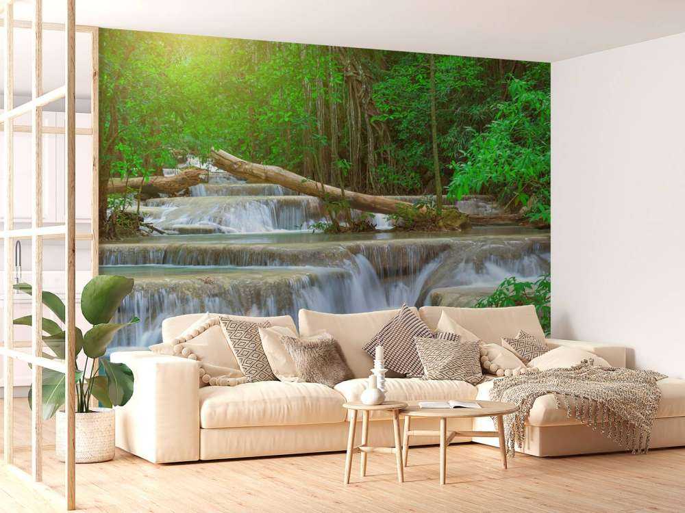 Breiter Wasserfall im Wald