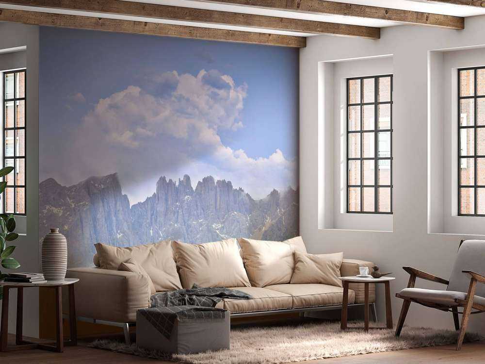 Berge mit Bäumen und Wolken